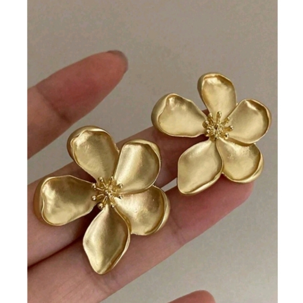 Anthropologie Fashion Chic Style Love Petal Flower Gold Earrings - Picture 3 of 3